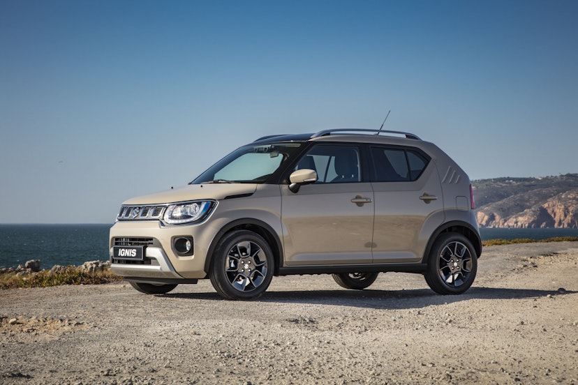 Suzuki Ignis von der Seite, im Hintergrund blauer Himmel