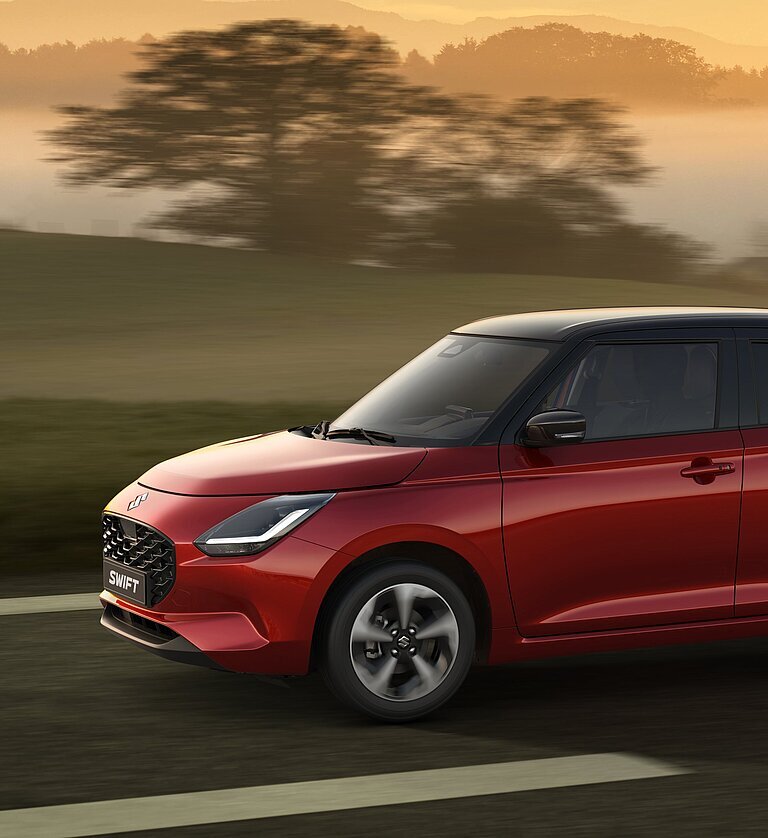 Roter Suzuki Swift auf der Strasse