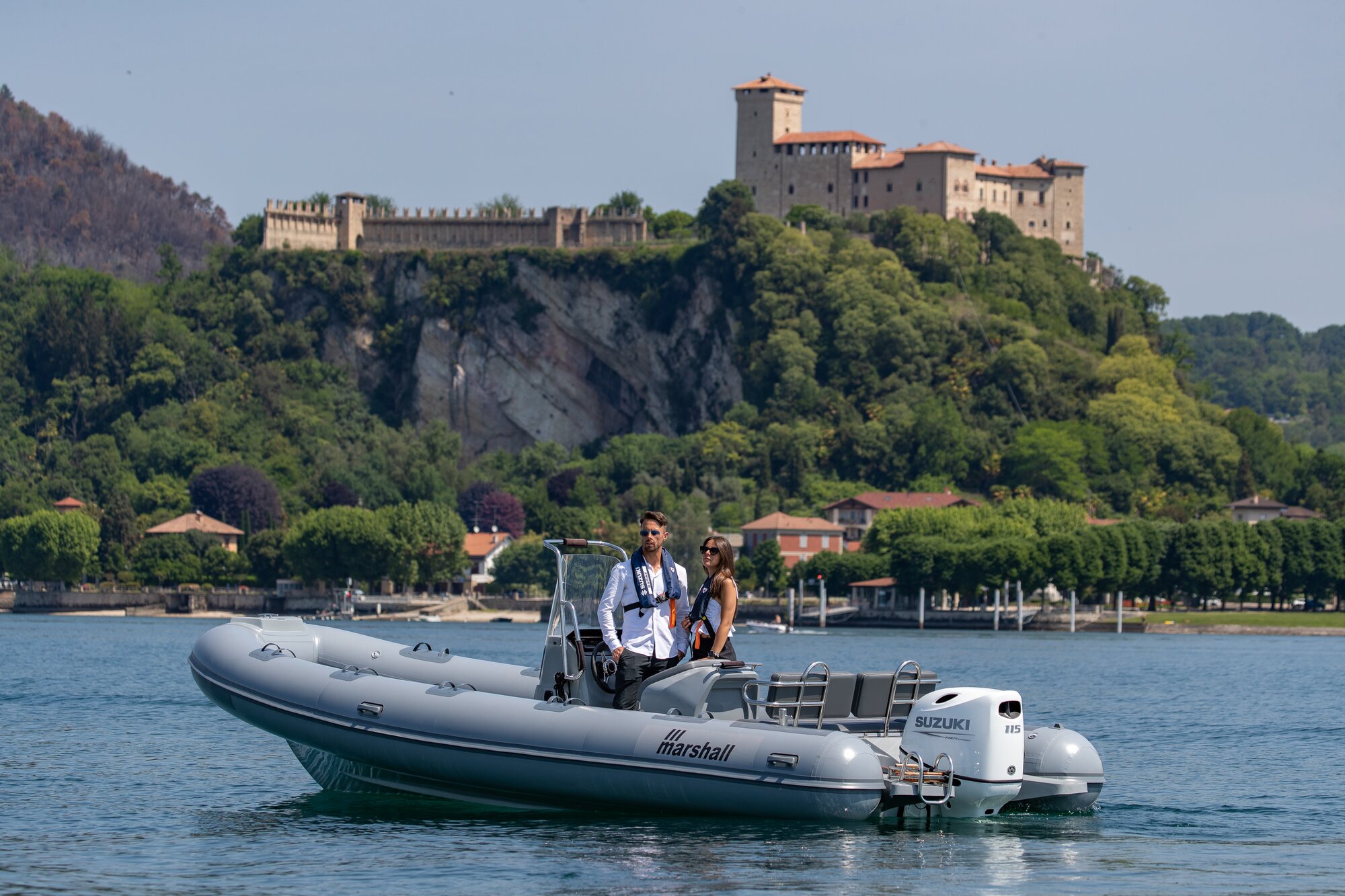 Mann und Frau auf einem Schlauchboot 