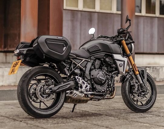 Suzuki GSX-8T vor einem Gebäude