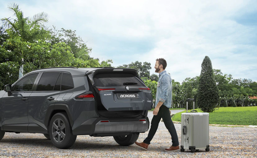 Suzuki Across auf Strasse in Grossstadt