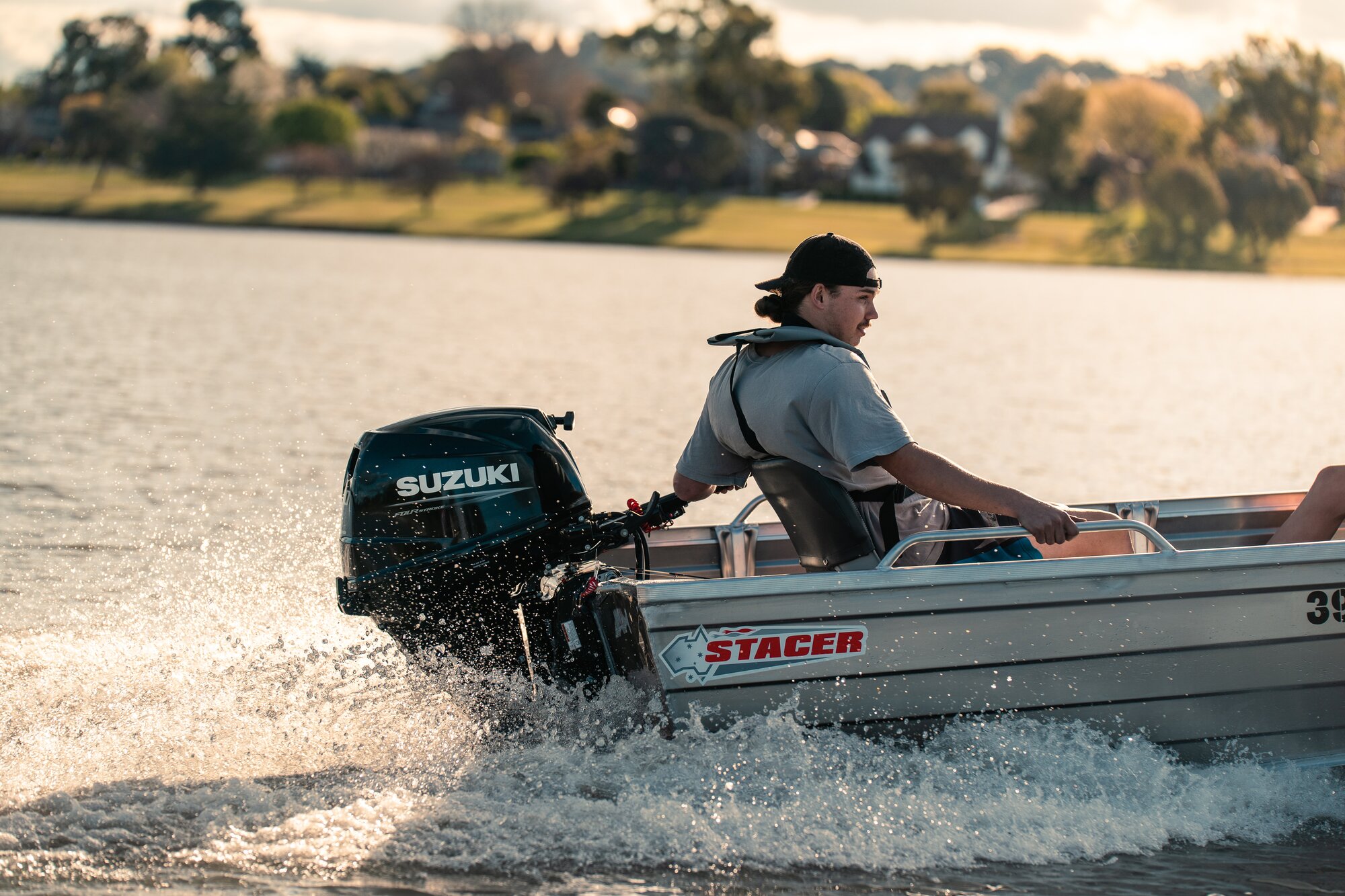 Mann fährt auf einem Schlauchboot mit einem Suzuki Motor 