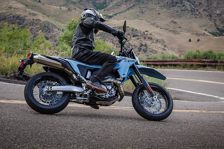 Suzuki DR-Z4SM mit Fahrer in der Kurve