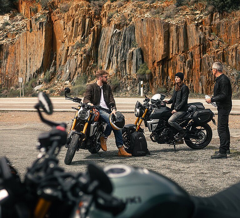 Drei Suzuki GSX-8T auf einem Rastplatz