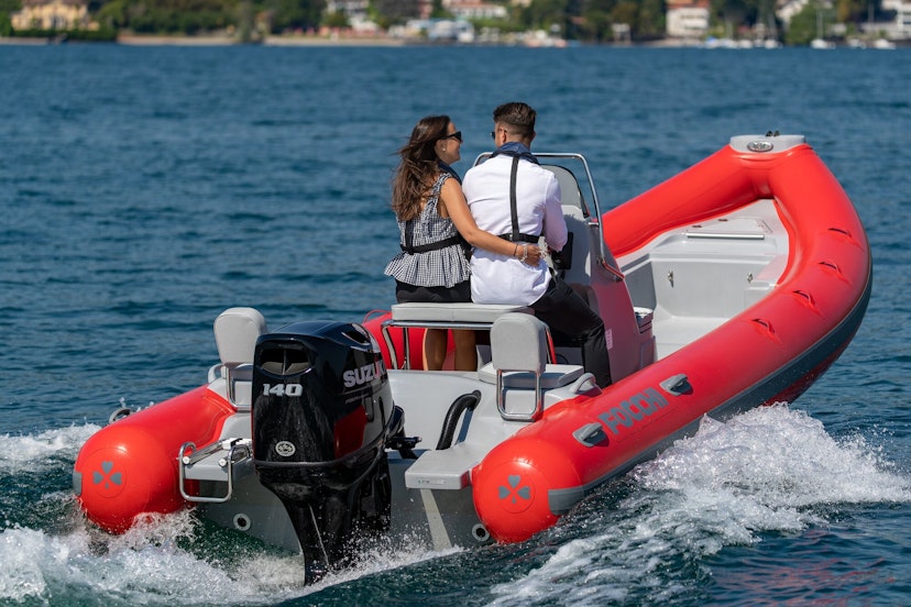 Mann und Frau auf einem Schlauchboot