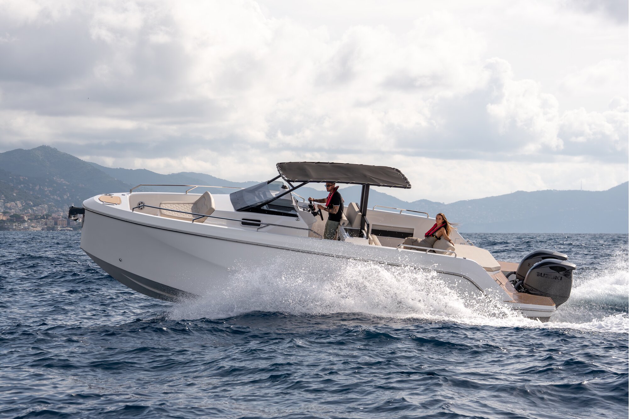Mann und Frau auf einem Angelboot