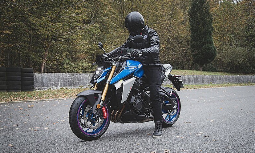 Suzuki GSX-S1000 mit Fahrer