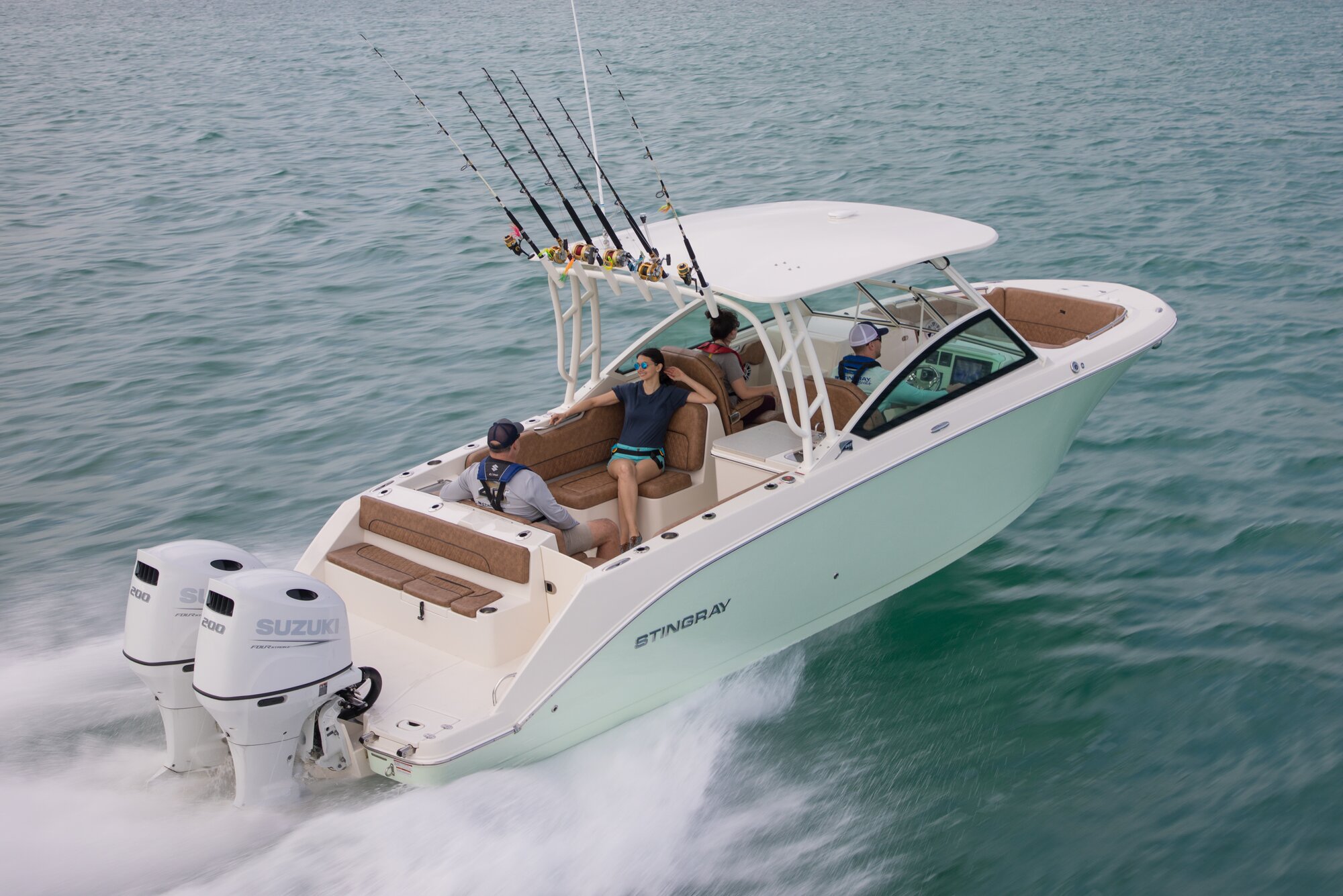 Zwei Personen auf einem Angelboot