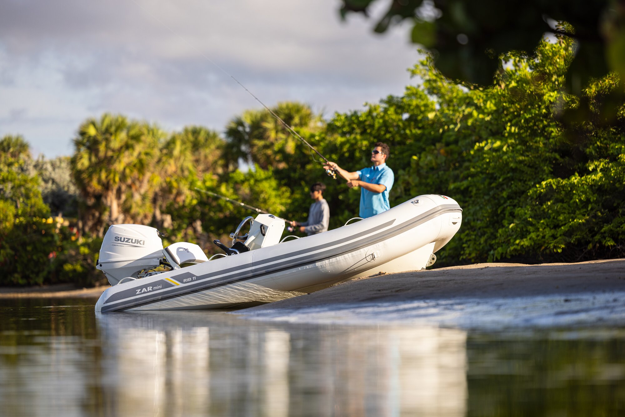 Mann und Kind auf einem Schlauchboot am angeln