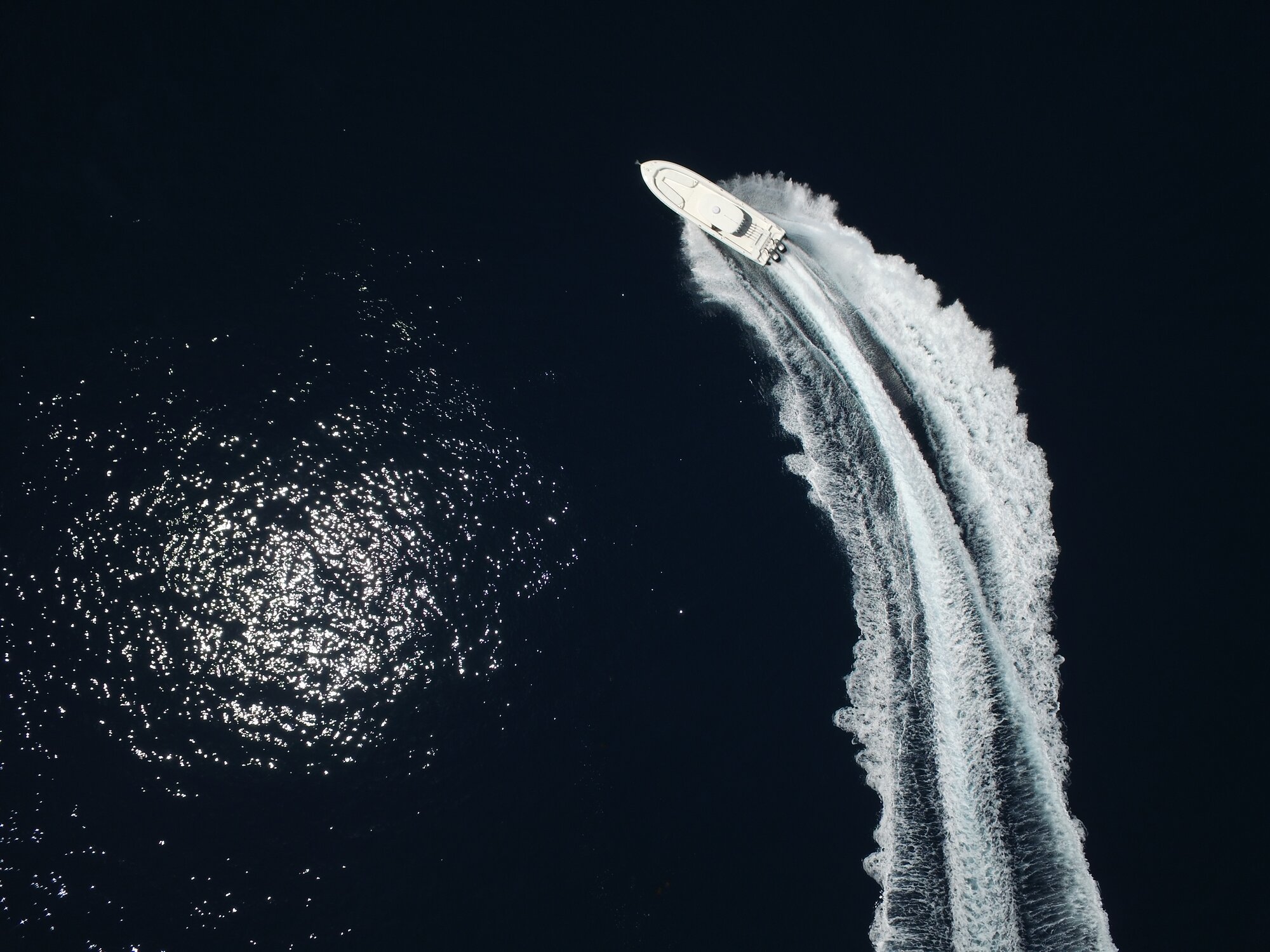 Boot fährt um die Kurve