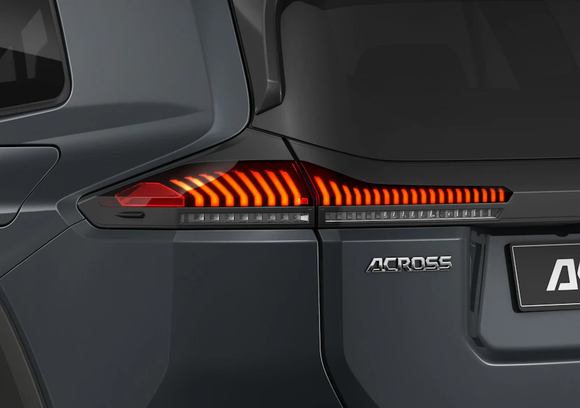 Ein weisser Suzuki Across von hinten