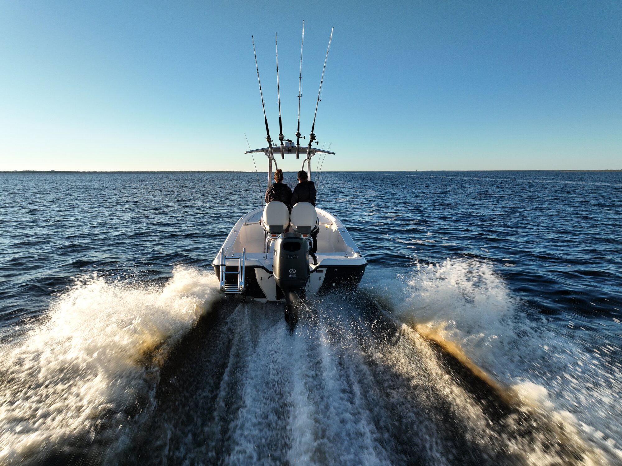 Zwei Männer auf einem Angelboot