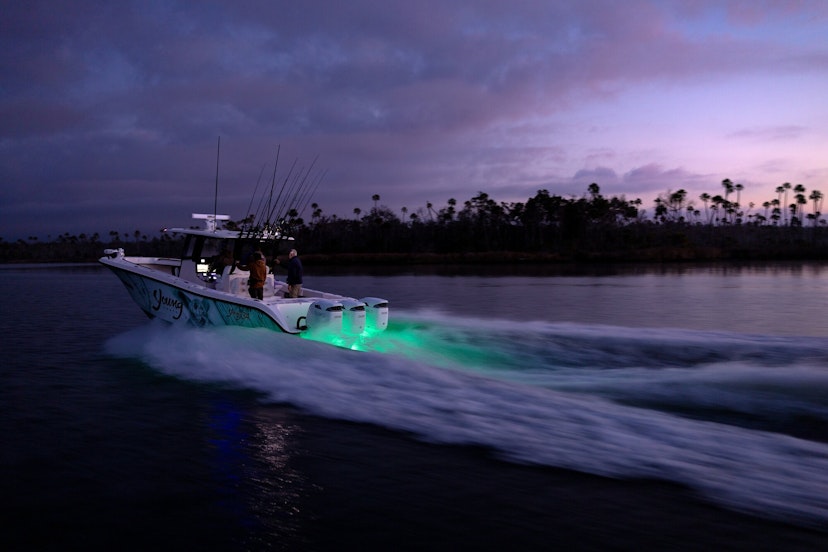 Zwei Personen auf einem Angelboot im dunkeln