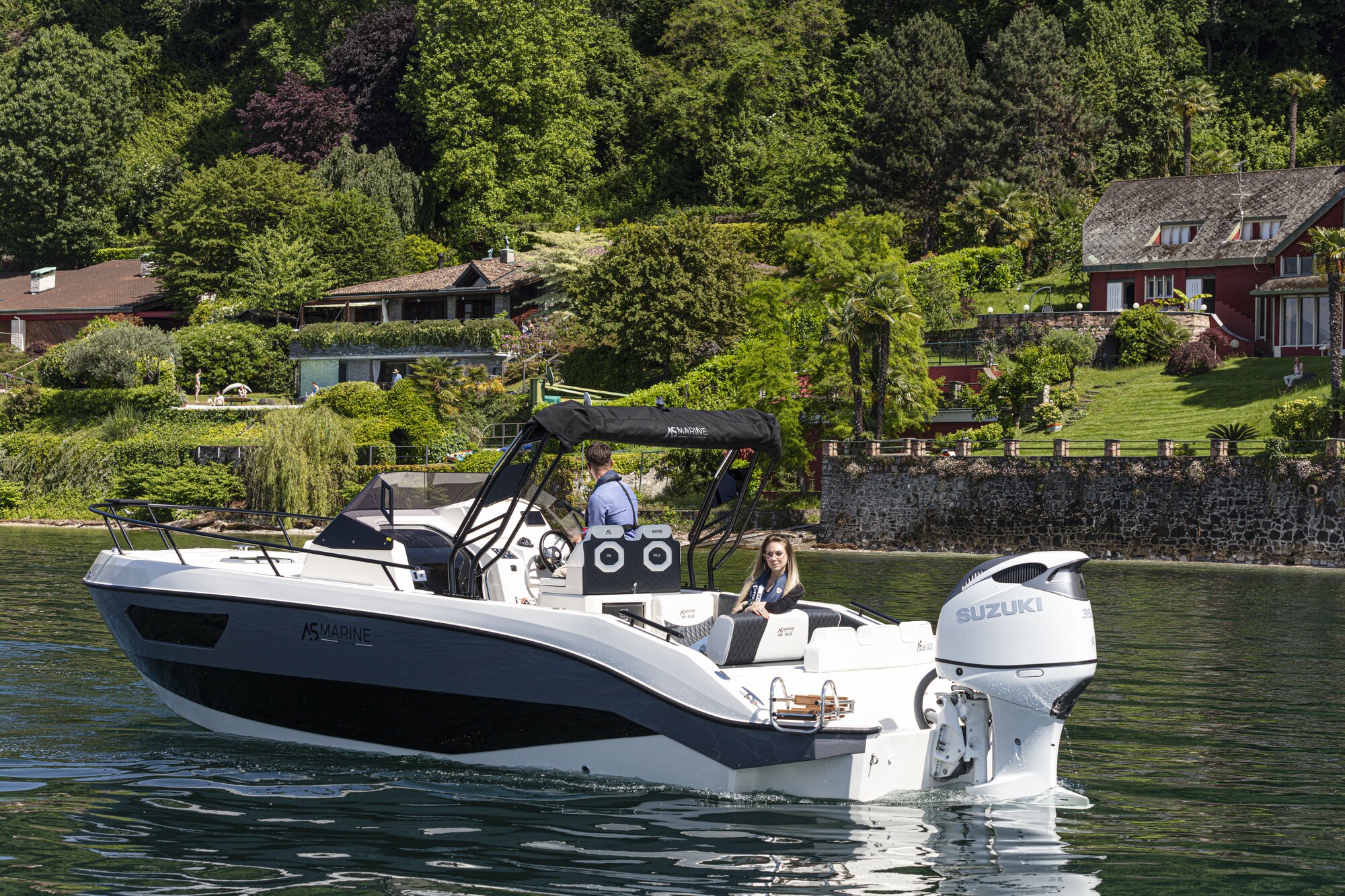 Frau und Mann auf einem Boot