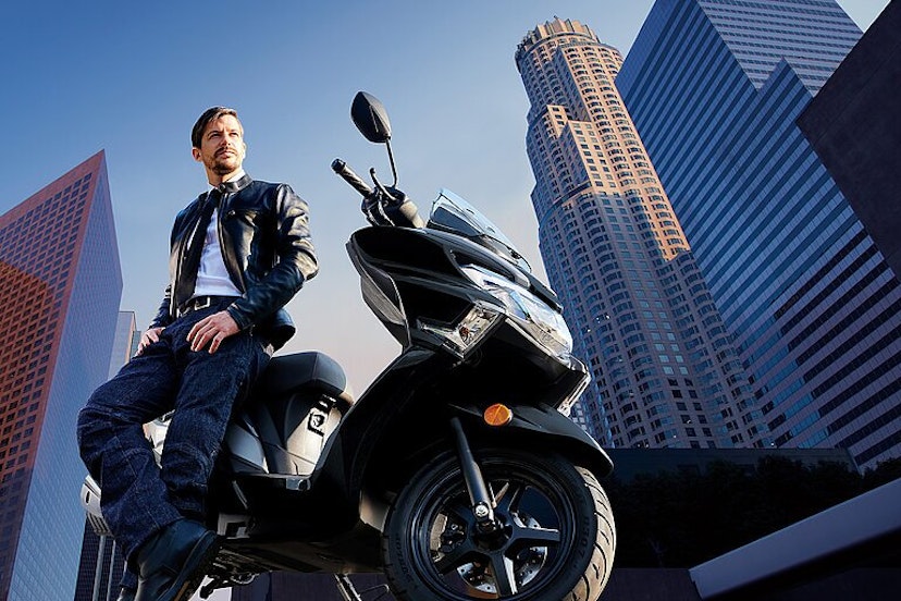 Suzuki Burgman Street 125EX mit Mann in Lederjacke