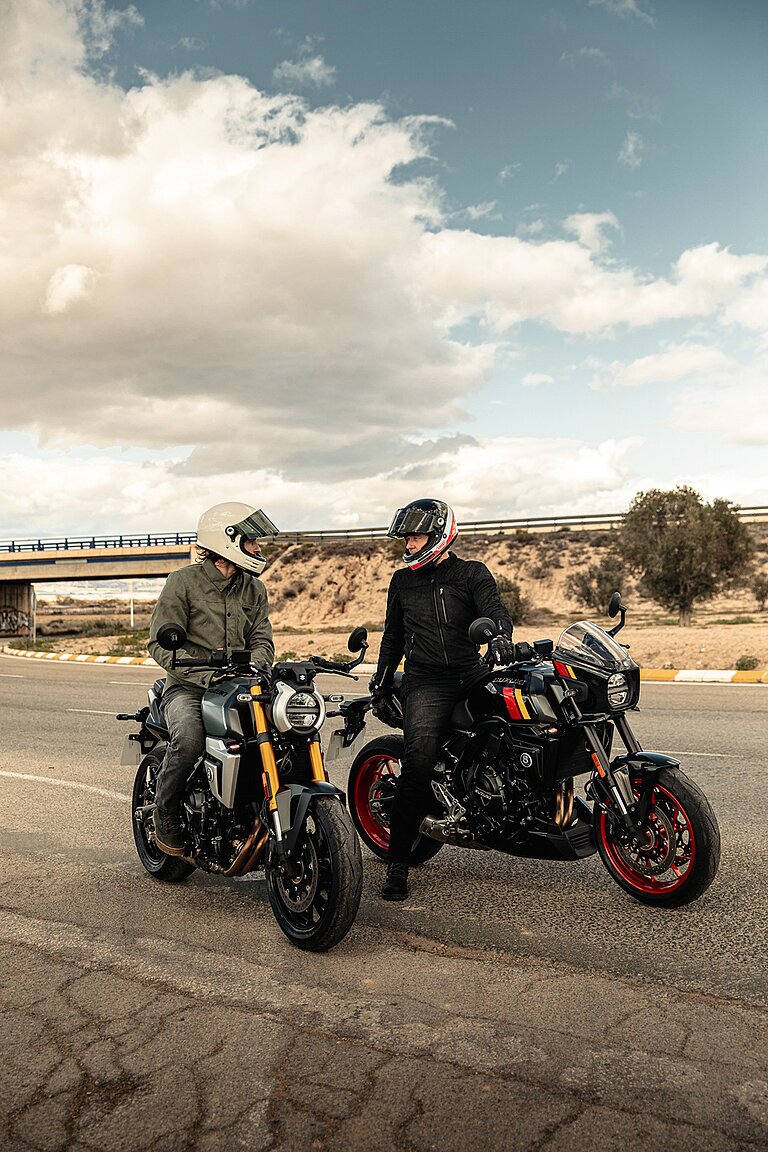 Zwei Personen auf zwei Suzuki GSX-8TT