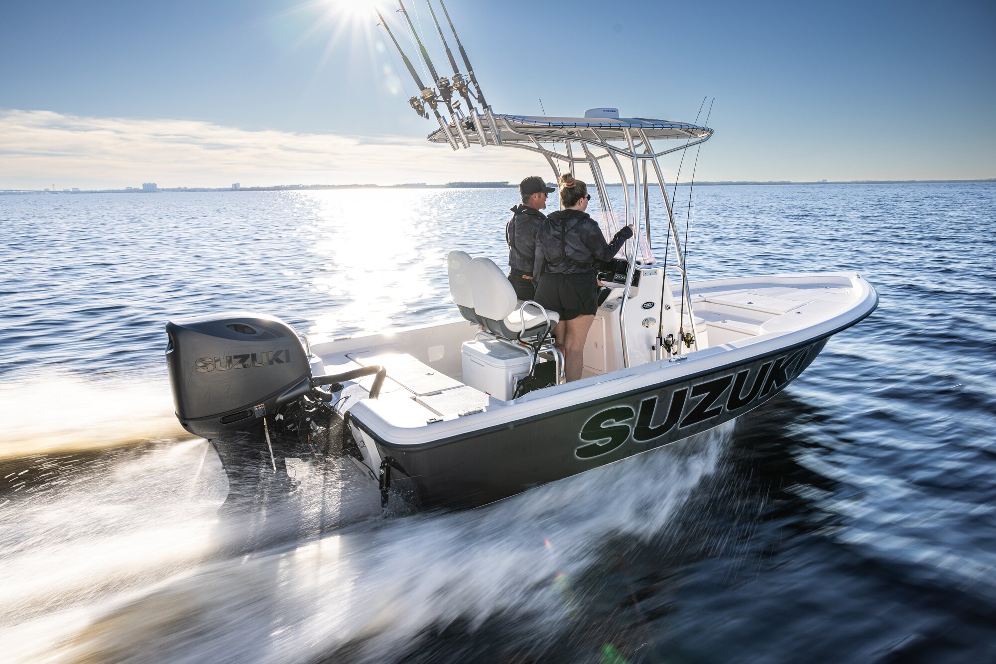 Zwei Männer auf einem Angelboot