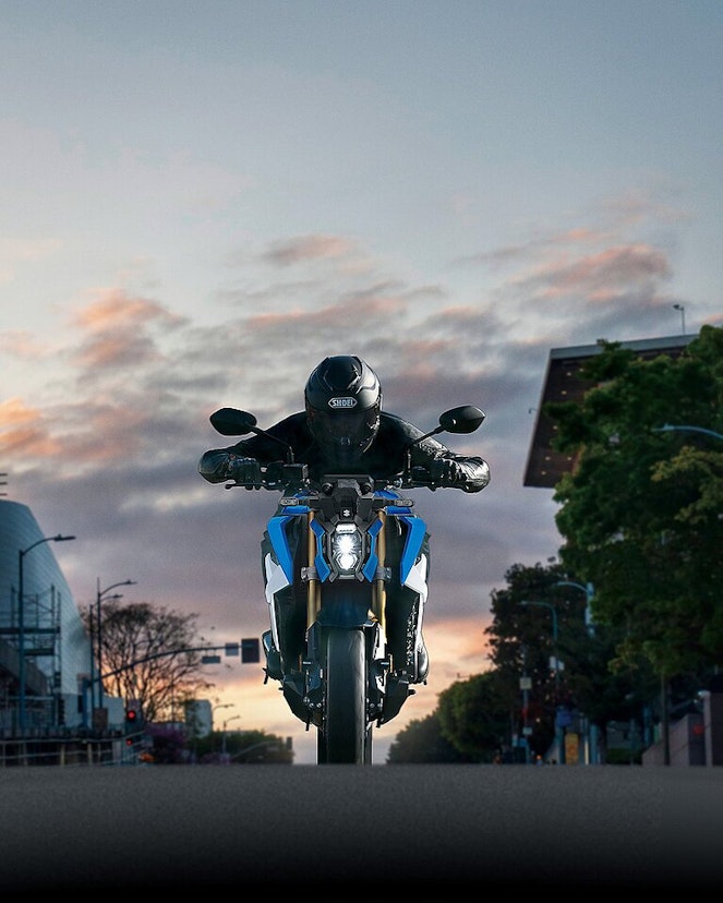 Suzuki GSX-S1000 von Vorne mit Fahrer