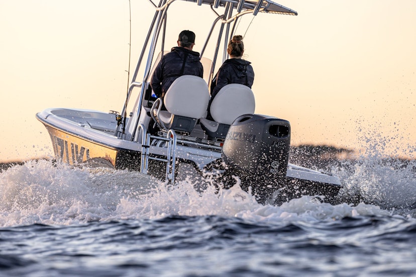 Zwei Männer auf einem Angelboot