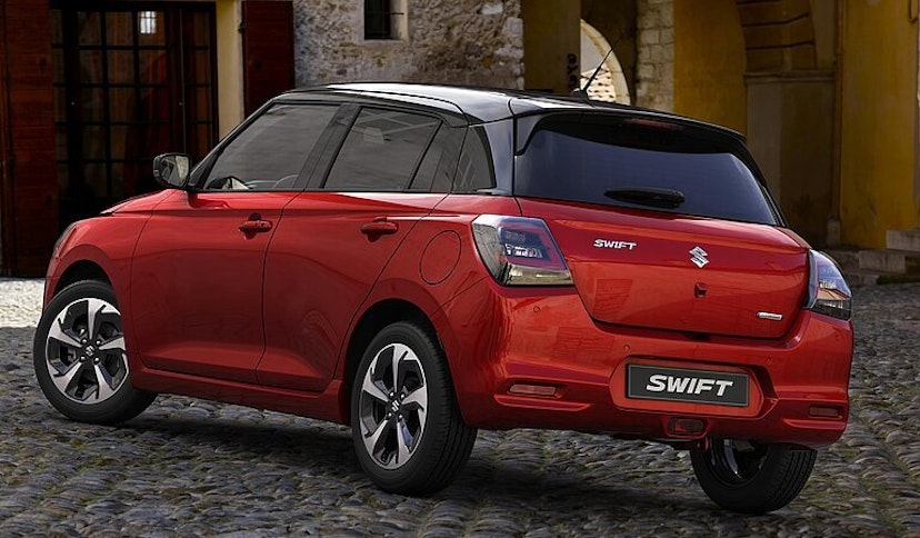 Ein roter Suzuki Swift von hinten