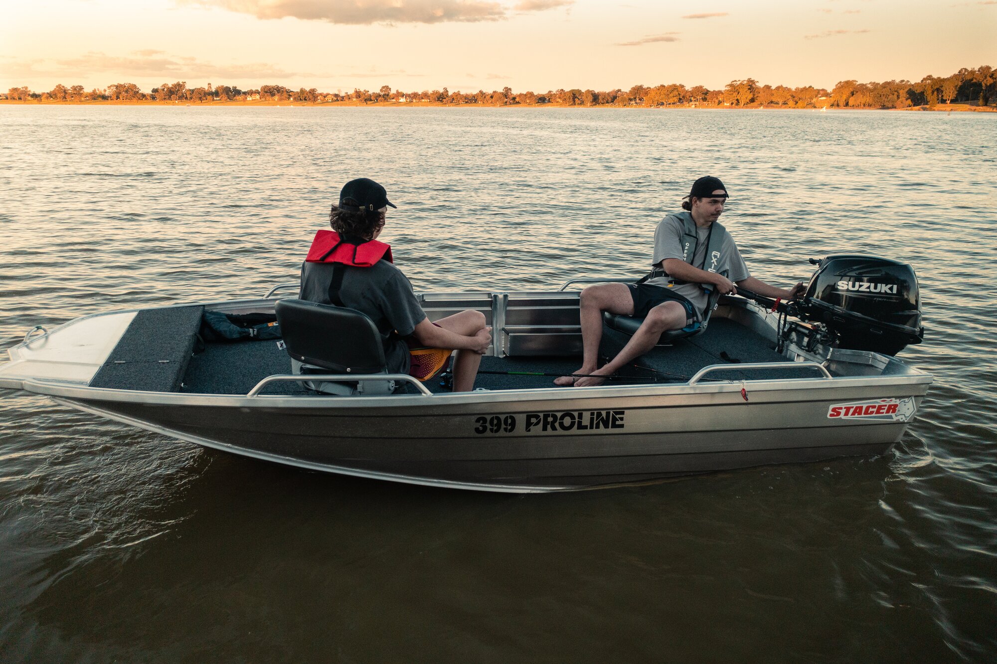Mann und Kind auf einem Schlauchboot am angeln