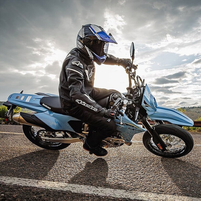 Blaue Suzuki DR-Z4SM mit Fahrer