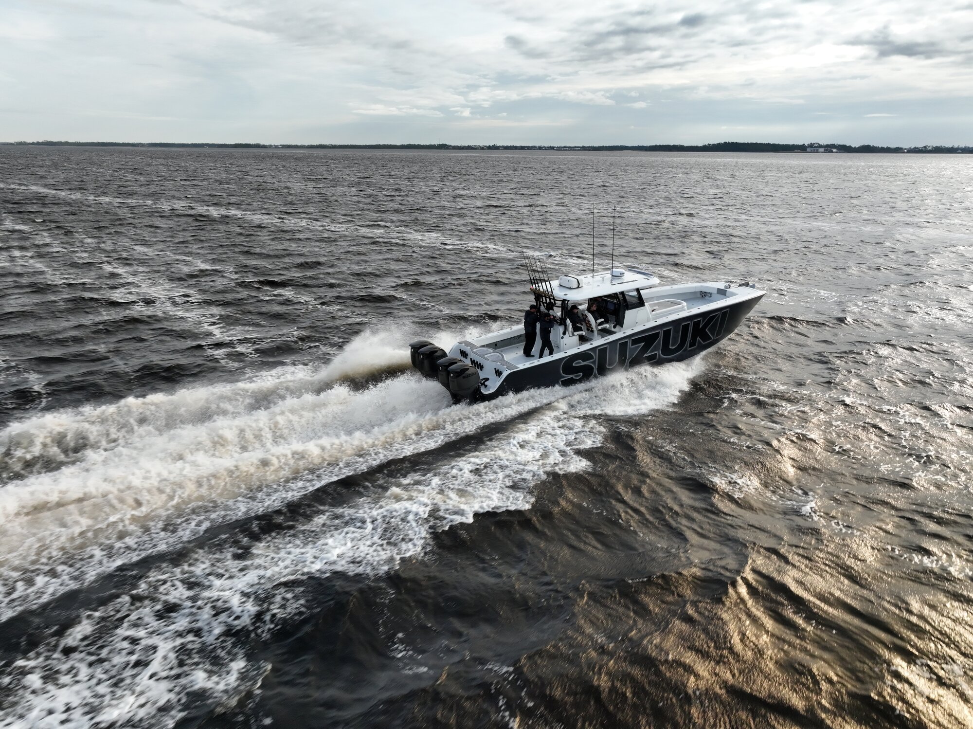 Boot fahrt von links nach rechts