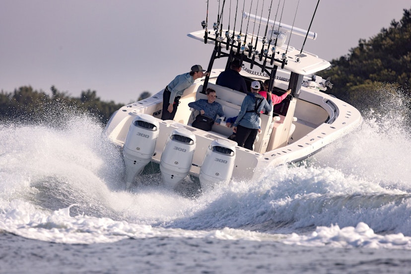 drei Personen auf einem Angelboot