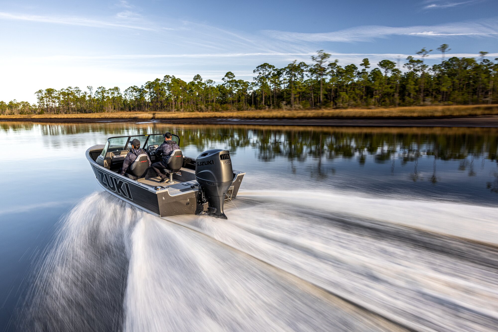 Zwei Männer auf einem kleinen Boot