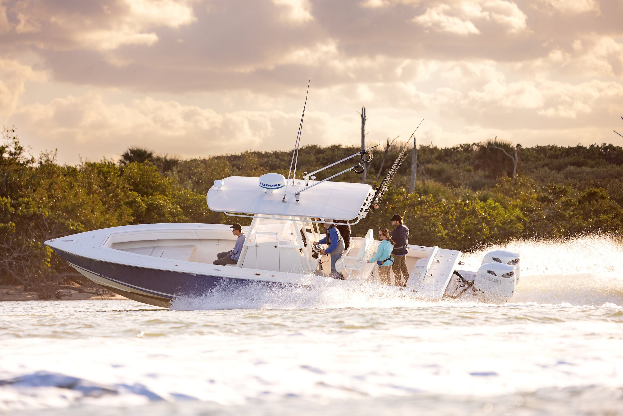 Vier Personen auf einem Angelboot