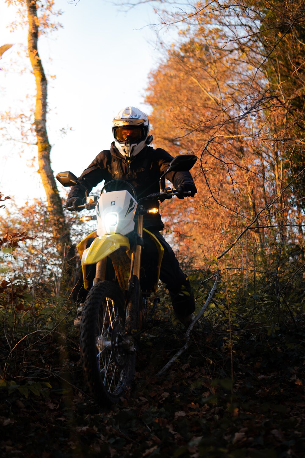 Suzuki DR-Z4S mit Fahrer