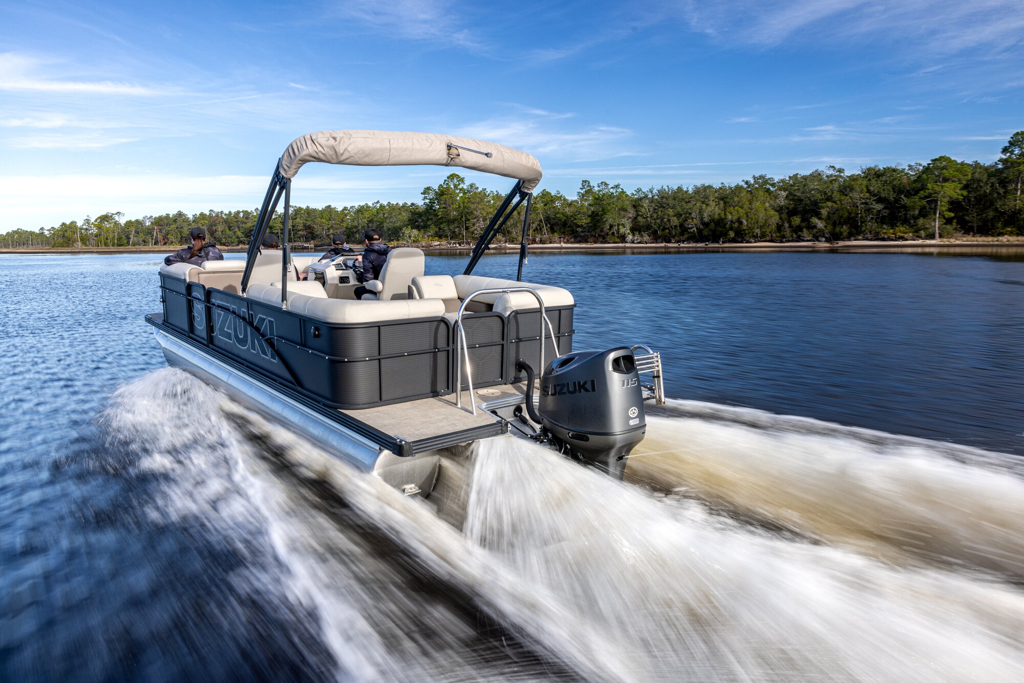 Zwei Männer auf einem Angelboot