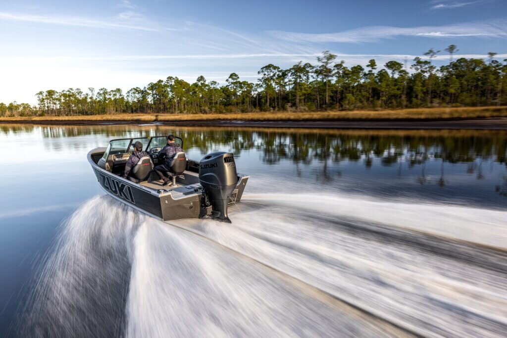 zwei Personen auf einem Angelboot