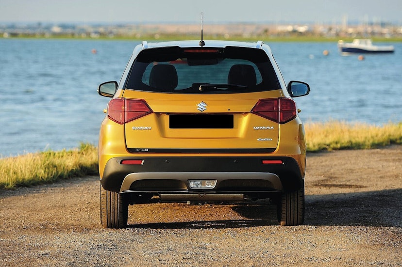 Gelber Suzuki von hinten