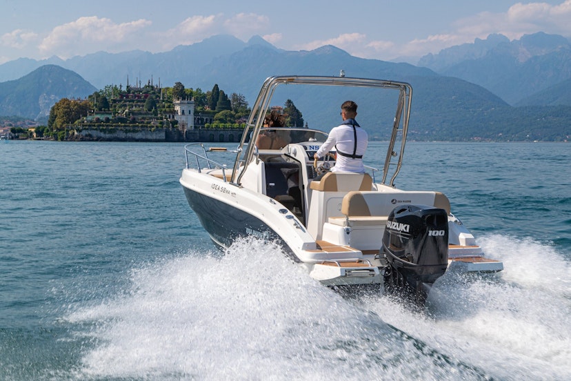 Mann und Frau auf einem Boot 