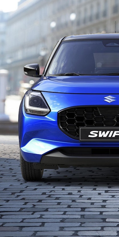 Blauer Suzuki SWIFT von vorne.