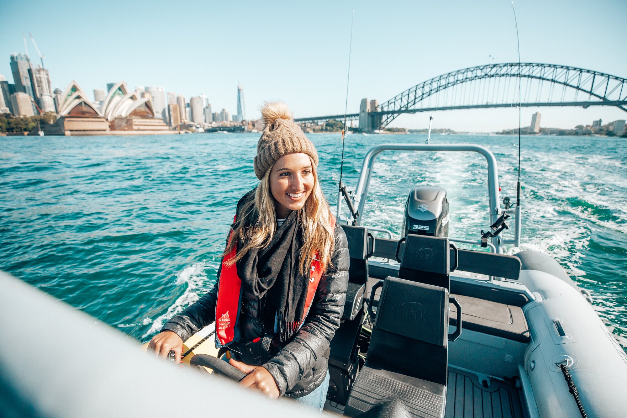 Frau auf einem Schlauchboot