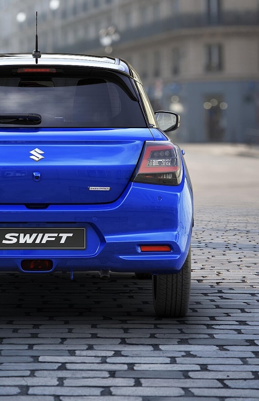 Blauer Suzuki SWIFT von hinten