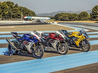 Eine blaue, eine rote und eine gelbe r1000r auf der Rennstrecke