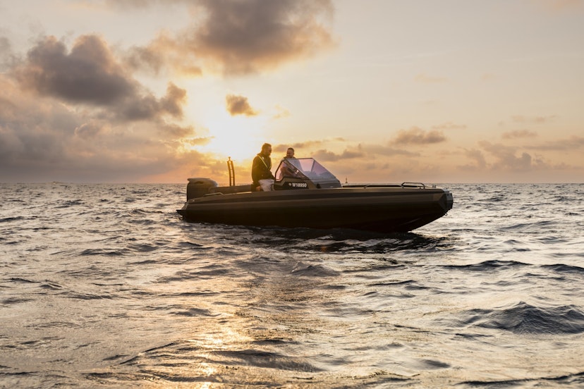 Frau und Mann auf einem Schlauchboot