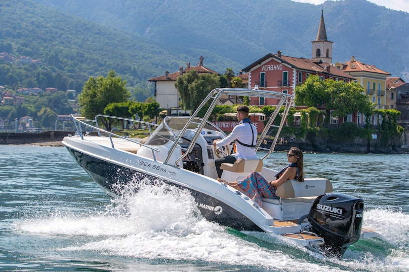 Mann und Frau auf einem Boot 