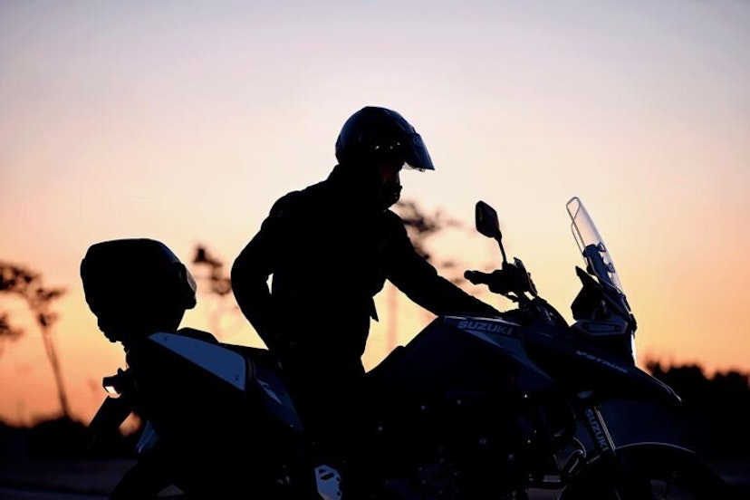 Suzuki V Strom 1050 in der Abendsonne