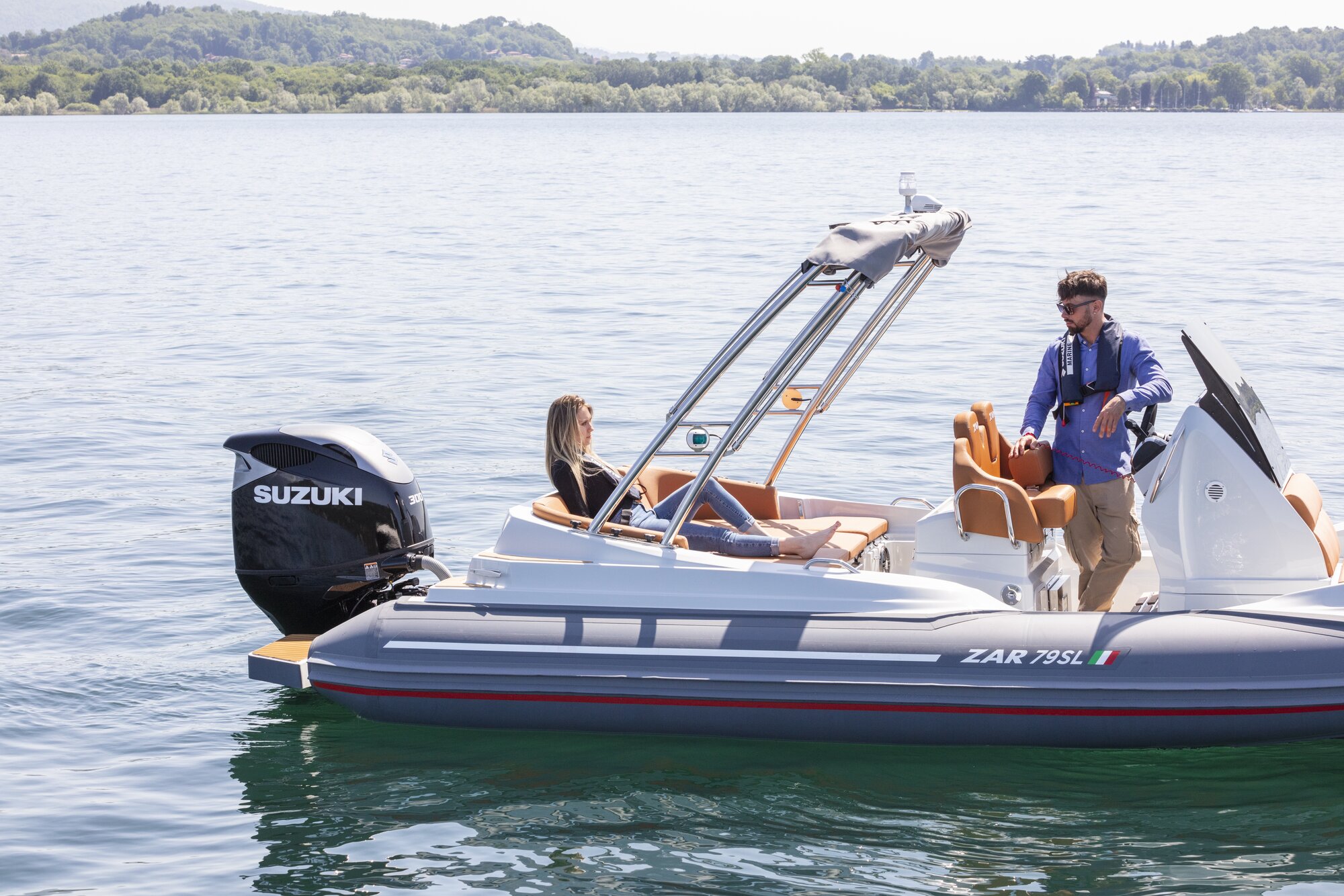 Mann und Frau auf einem Boot