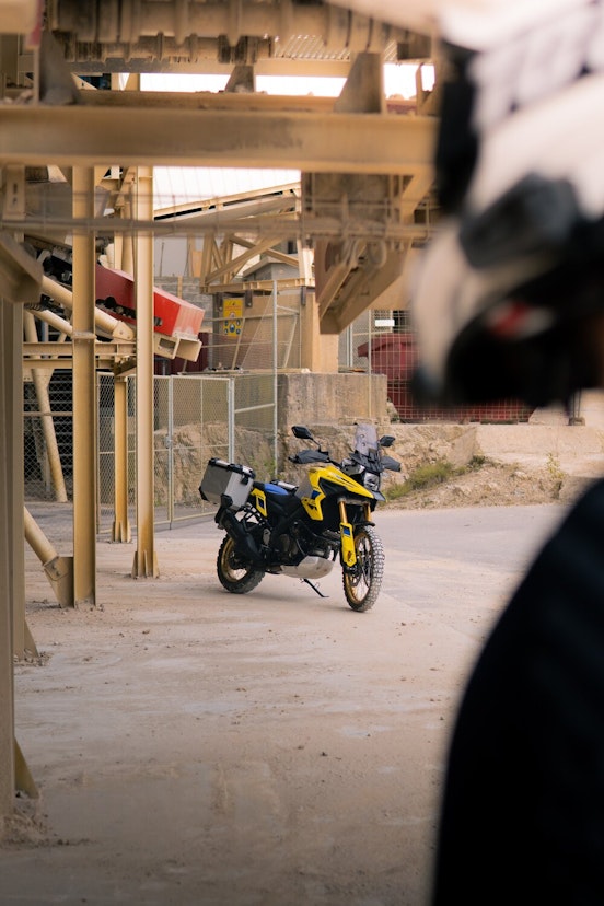 Suzuki V Strom 1050DE steht in einer Steppe