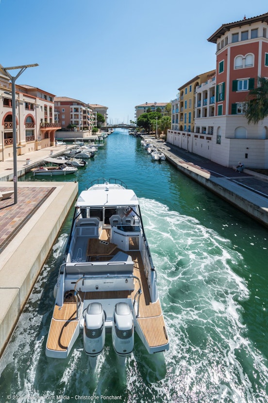 Boot fährt entlang einer Schleuse