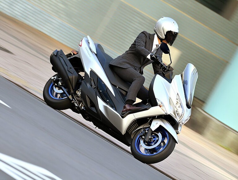 Weisse Suzuki Burgman 400