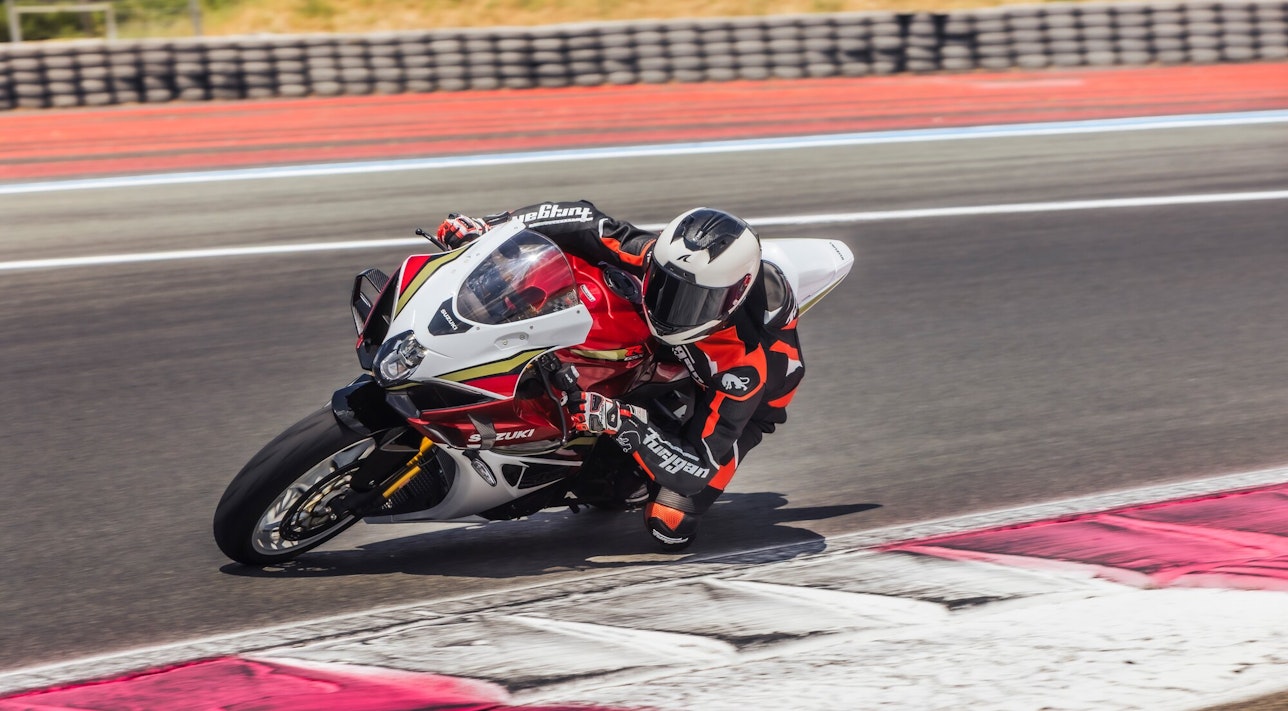 Suzuki GSX-R1000R mit Rennfahrer