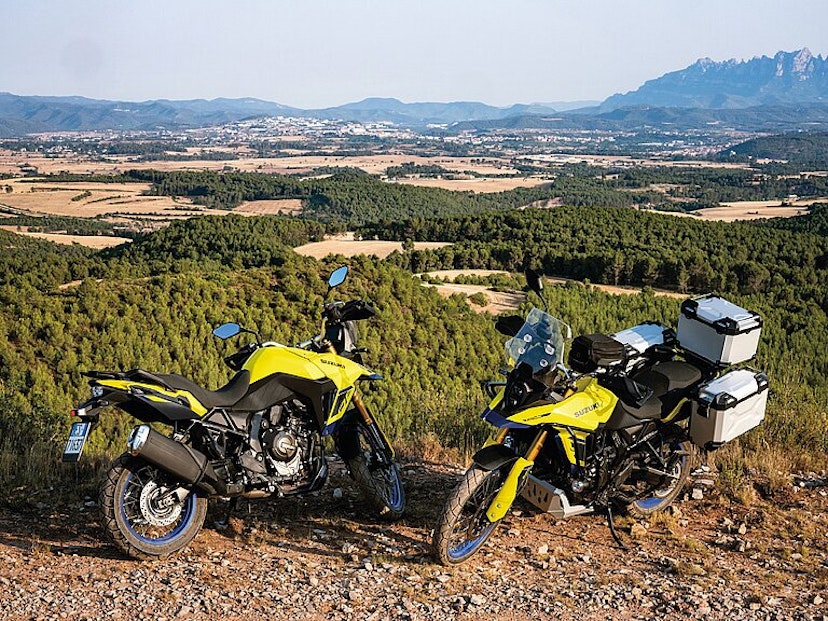 Suzuki V Storm 800DE Ansicht auf einem Hügel
