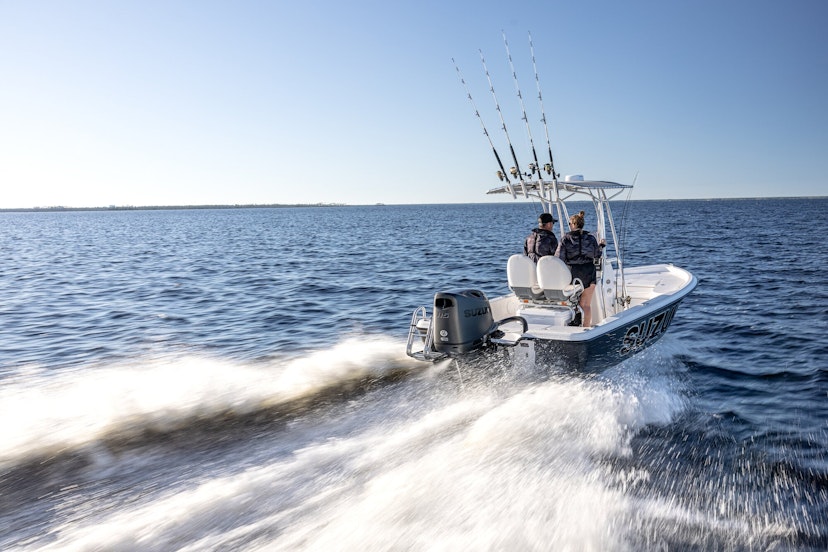 Zwei Männer auf einem Angelboot