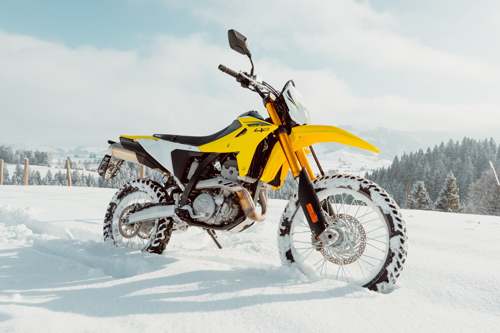 Suzuki DR-Z4S mit Fahrer